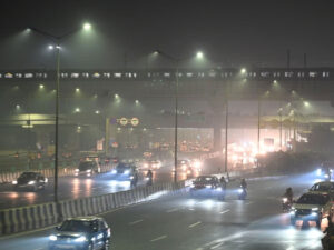 दिल्ली-NCR में बूंदाबांदी के आसार, लेकिन पलूशन से राहत नहीं
